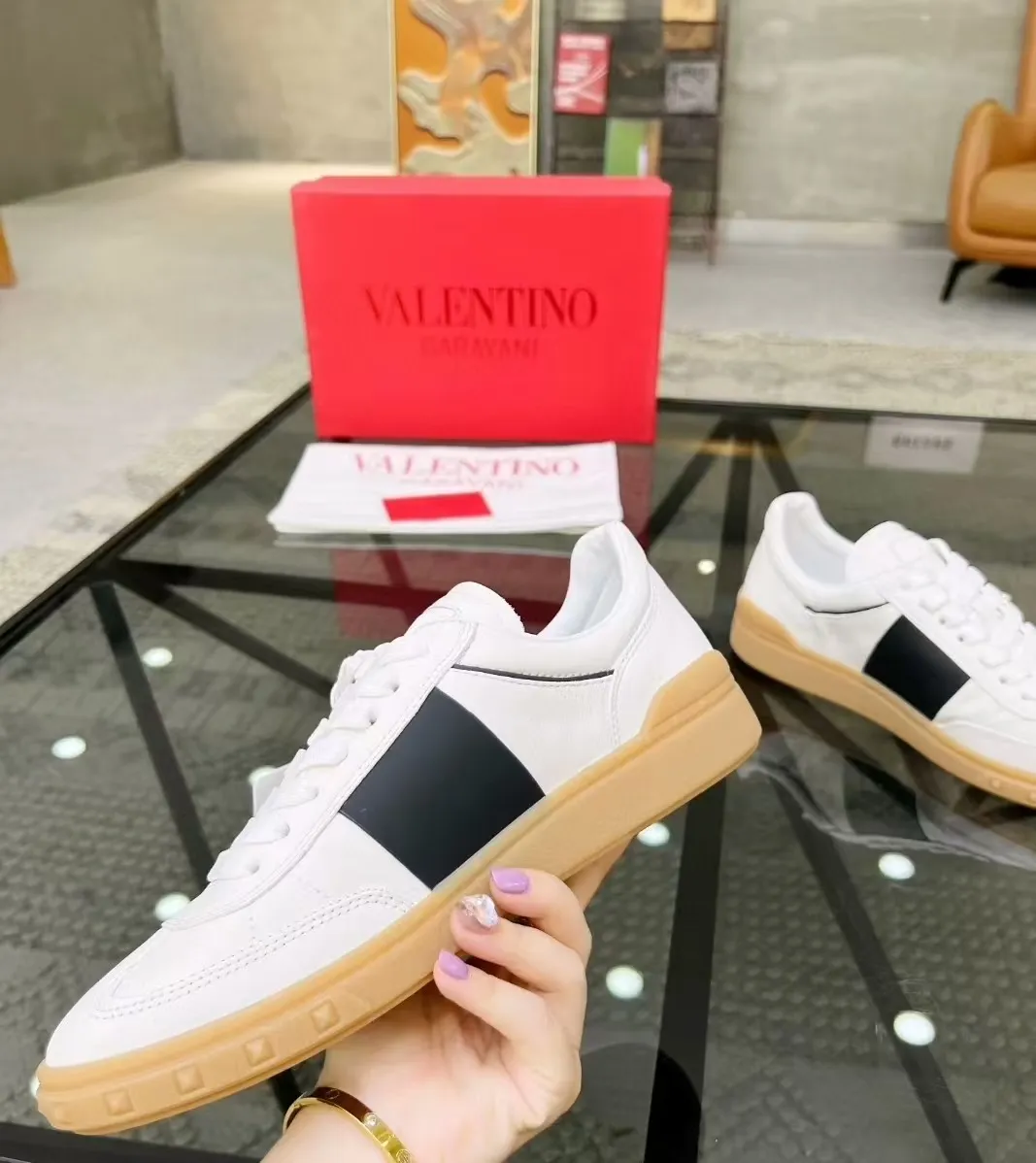 Men's men's shoes 💰440 [New style] 🐡🐡Original quality Top version on the market VALENTINO (Valentino) 2023 latest fashion week catwalk [couples 👫 style], unique design, fashionable people specialize in thin feet 🔥A fashion product of Baita [strong] Fabric: The toe is made of high mercerized triangular grain cowhide and A-grade full-grain cowhide tower, original lasting process Inner lining: cowhide lining + PU hanging mesh feet, heel and tongue decorated with VaIentin* shallow relief oversized rivets Size: 38-44 (45 can be customized